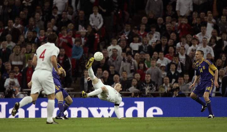 Wayne Rooney (England, Mitte) - Fallrückzieher - EDITORIAL USE ONLY. No use with unauthorised audio, video, data, fixture lists, club league logos or live services. Online in-match use limited to 120 images, no video emulation. No use in betting, games or single club league player publications. Fußball Länderspiel Herren WM Qualifikation 2009, Nationalteam, Nationaltrikot, England - Ukraine 2:1 Gruppe London Dynamik,