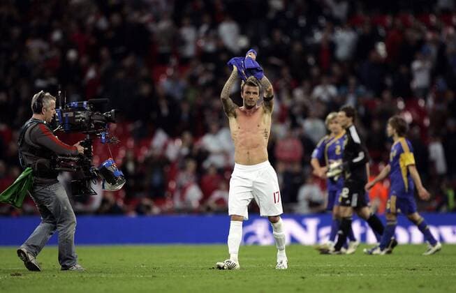 David Beckham (England) - Schlussjubel - EDITORIAL USE ONLY. No use with unauthorised audio, video, data, fixture lists, club league logos or live services. Online in-match use limited to 120 images, no video emulation. No use in betting, games or single club league player publications. Fußball Länderspiel Herren WM Qualifikation 2009, Nationalteam, Nationaltrikot, England - Ukraine 2:1 Gruppe London Freude,