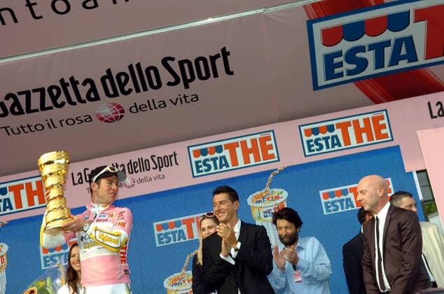 Mark Cavendish (Großbritannien Columbia High Road, li.) ist Gesamtführender nach der ersten Etappe des Giro d Italia 2009, daneben die Modedesigner Stefano Gabbana (li.) und Domenico Dolce (re., beide Italien) - Radsport Herren Giro d Italia 2009, dItalia, Straßenradsport, Straße, Rad, Zeitfahren, Mannschaftszeitfahren Gruppe 1. Etappe: Venedig Begeisterung, Freude,