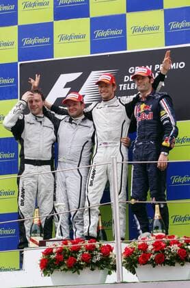 Siegerehrung Großer Preis von Spanien 2009: Matt Dean, Sieger Jenson Button (England, 2.v.re.) jubelt mit dem Zweitplatzierten Rubens Barrichello (2.v.li., Brasilien alle Brawn GP) und dem Dritten Mark Webber (Australien Red Bull) Motorsport Grand Prix Herren Großer Preis von Spanien 2009, Formel 1 Weltmeisterschaft, F1, F, GP, WM Gruppe Circuit de Catalunya Barcelona Begeisterung, Freude,