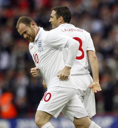 Wayne Rooney (li.) und Frank Lampard (beide England) - Torjubel - EDITORIAL USE ONLY. No use with unauthorised audio, video, data, fixture lists, club league logos or live services. Online in-match use limited to 120 images, no video emulation. No use in betting, games or single club league player publications. Fußball Länderspiel Herren WM Qualifikation 2009, Nationalteam, Nationaltrikot, England Gruppe London Freude,