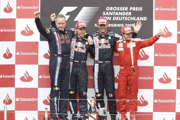 Siegerehrung Großer Preis von Deutschland 2009: Sieger Mark Webber (Australien, 2.v.re.), Sebastian Vettel (Deutschland, 2.v.li.), Teammanager Jonathan Wheatley (England, li. alle Red Bull) und Felipe Massa (Brasilien Ferrari) Motorsport Grand Prix Herren Großer Preis von Deutschland 2009, Formel 1 Weltmeisterschaft, F1, F, GP, WM Gruppe Nürburgring Nürburg Freude,