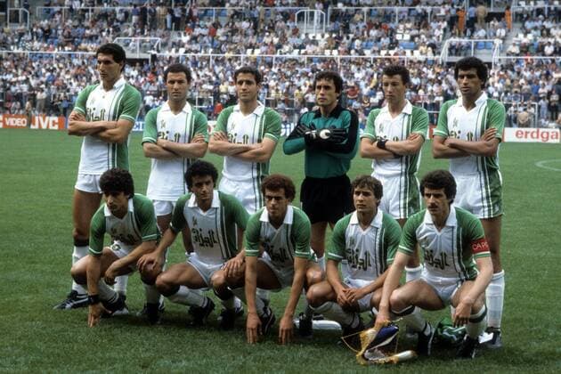 Mannschaftsfoto Algerien, hi.v.li.: Nouredine Kourichi, Salah Larbes, Faouzi Mansouri, Torwart Mahdi Cerbah, Chabawe Merzekane, Mahmoud Guendouz, vorn: Abdelmajid Bourebbou, Tedj Bensaoula, Salah Assad, Rabah Madjer, Ali Fergani Fußball WM Herren WM 1982, Länderspiel, Nationalteam, Nationaltrikot, Gruppe Oviedo