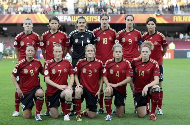 Mannschaftsbild Deutschland, hi.v.li.: Simone Laudehr, Annike Krahn, Nadine Angerer, Kerstin Garefrekes, Birgit Prinz, Linda Bresonik; vorn v.li.: Inka Grings, Melanie Behringer, Saskia Bartusiak, Babett Peter, Kim Kulig o0 Totale