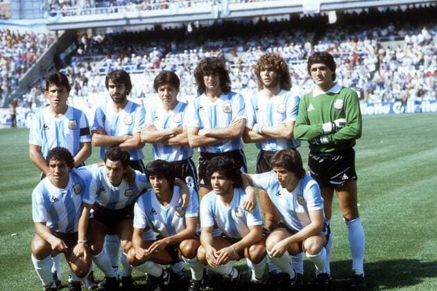 Mannschaftsfoto Argentinien, hi.v.li.: Daniel Passarella, Jorge Olguin, Luis Galvan, Mario Kempes, Alberto Tarantini, Torwart Ubaldo Fillol; vorn: Americo Gallego, Osvaldo Ardiles, Ramon Angel Diaz, Diego Armando Maradona und Daniel Bertoni Fußball WM Herren WM 1982, Nationalteam, Länderspiel, Nationaltrikot Totale Barcelona