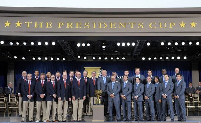 The USA team (L) and the International team pose for a group photo during the opening ceremony of the The Presidents Cup in San Francisco, California - from left: Haas, Stricker, Woods, Glover, Kim, Johnson, Leonard, Furyk, O Hair, Mahan, Mickelson, Cink, Perry, Couples, Norman, Frank Nobilo, Cabrera, Allenby, Goosen, Els, Clark, Scott, Weir, Ishikawa, Singh, Villegas, Ogilvy, Yang - SFP20091007320 o0 Totale Schriftzug Vorstellung Mannschaft Mannschaftsfoto Kader o00 President s
