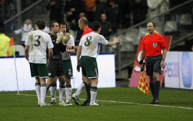 Republic of Ireland s players (Shay Given, 2.l.) with the officials - Paris - France v Republic of Ireland 18th November, 2009 EDITORIAL USE ONLY. No use with unauthorised audio, video, data, fixture lists, club league logos or live services. Online in-match use limited to 120 images, no video emulation. No use in betting, games or single club league player publications. o0 Enttäuschung Spannung reklamieren, beschweren, meckern