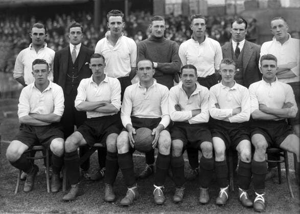 Fußball, Trainerhistorie, FC Arsenal Arsenal team Group 1929 1930 Season. Back Row : L to R. Len Thompson,Jimmy Brain,Herbie Roberts,Charlie Preedy,Bill Seddon,Tom Whittaker (trainer),Jack Lambert. Front row : Joe Hulme,David Jack,Tom Parker (captain),Alex James,Joe Williams,Eddie Hapgood. o0 FC