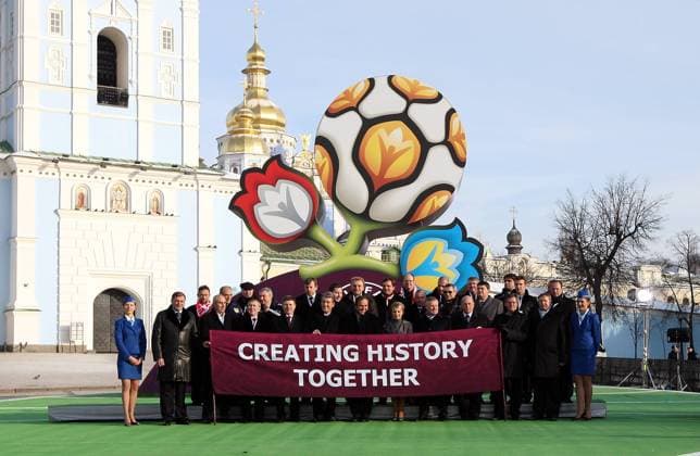 Präsentation des Logos der Euro 2012 in Kiew, mit vorn v.li.: Präsident Viktor Juschtschenko (Ukraine, 5.v.li.), UEFA Präsident Michel Platini (Frankreich), Premierministerin Julia Timoschenko, FFU Präsident Grigoriy Surkis (beide Ukraine), und PZPN Präsident Grzegorz Lato (Polen), dahinter UEFA Generalsekretär David Taylor (Schottland, 4.v.li.) und Andriy Shevchenko (Ukraine, 2.v.re.) - JAG141209_012 o0 Totale, Plakat, Transparent, Funktionär, people, Politik, Creating History together