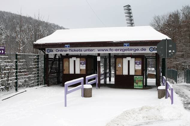 Fußball, Stadiongeschichte FC Erzgebirge Aue Aue, 04.01.2010, Erzgebirgsstadion, Fussball, 3.Liga, FC Erzgebirge Aue, , Im Foto: verschneiter Zuschauereingang im Auer Stadion, , o0 Eingang Stadioneingang Eingangsbereich Wetter Witterung Witterungsbedingungen