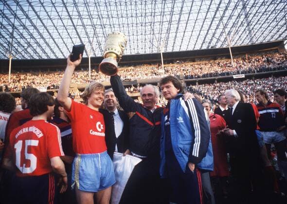 FC Bayern München jubelt mit dem Pokal, v.re.: Egon COORDES, Trainer Udo LATTEK, Soeren LERBY, Jubel, Siegerehrung; Fussball DFB Pokal Finale 1986 der Maenner, FC Bayern Muenchen - VfB Stuttgart 5:2, am 03.05.1986 in Berlin, o0 Sieg, Sieger, Jubel, Freude,