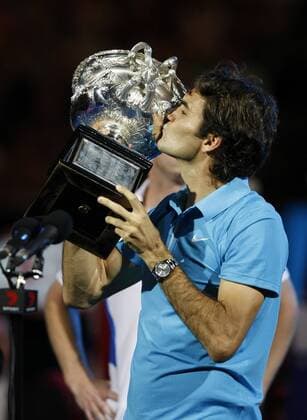 Australien, Melbourne, Sport, Tennis, Grand Slam Tournament, Melbourne Park, Australian Open 2010, Herren Endspiel,Finale, Siegerehrung, Praesentation, Roger Federer (SUI) kuesst den Pokal