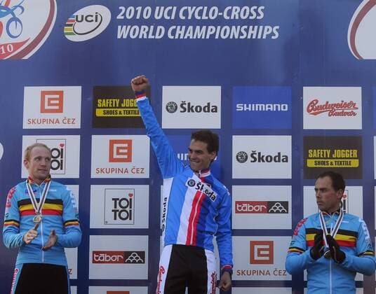 Zdenek Stybar from Czech Republic, centre, celebrates after he won the Men Cyclocross World Championships in Tabor, Czech Republic, on Sunday, Jan. 31, 2010. Klaas Vantornout, left, placed second, Sven Nys, right, placed third, both from Belgium. (CTKxPhoto DavidxVeis) VEI 18 o0 Jubel, Freude, Sieg, Sieger, Weltmeister, Siegerehrung,