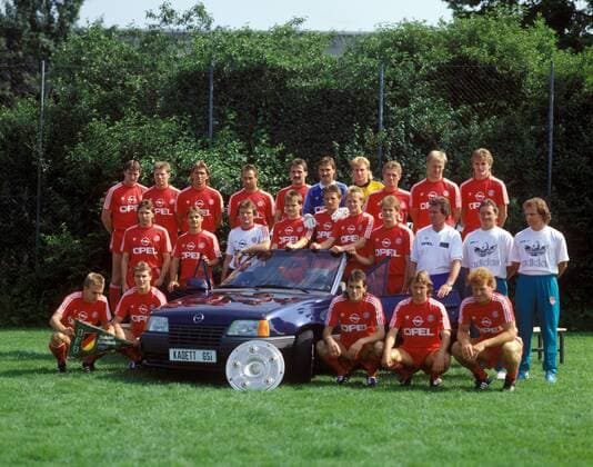 Fußball, FC Bayern München, Deutscher Meister 1989 FC Bayern München, Deutscher Meister 1988 1989, hi.v.li.: Alan McInally, Stefan Reuter, Klaus Augenthaler, Helmut Winklhofer, Jürgen Kohler, Raimond Aumann, Sven Scheuer, Thomas Strunz, Hans Pflügler, Manfred Bender, Mitte: Jürgen Wegmann, Olaf Thon, Co Trainer Egon Coordes, Manfred Schwabl, Thomas Kastenmaier, Hans Dorfner, Roland Wohlfarth, Trainer Jupp Heynckes, vorn: Hans Dieter Flick, ... - DEUTSCHSPRACHIGE SPORTZEITSCHRIFTEN UND -ZEITUNGEN NUR NACH RÜCKSPRACHE Fußball 1. BL Herren Saison 1988 1989, FC Bayern München, Deutscher Meister, Meisterschaft, Fotoshooting, Pressetermin Totale München