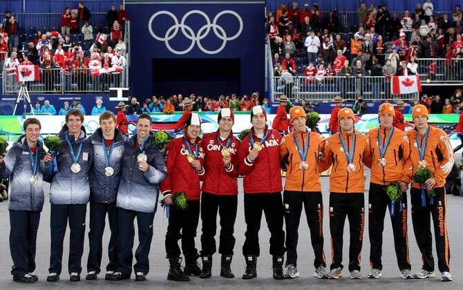 Richmond , 270210 , Olympische Spiele Vancouver 2010 , Eisschnelllauf Team Teamverfolgung Maenner, Trevor Marsicano, Jonathan Kuck, Brian Hansen Chad Hedrick (USA, v.li.) mit Silbermedaille , Mathieu Giroux , Lucas Makowsky und Denny Morrison (Kanada, v.li.) mit Goldmedaille , Sven Kramer , Simon Kuipers, Mark Tuitert, Jan Blokhuijsen (Niederlande, .re.) mit Bronzemedaille o0 Teamwettbewerb Medaille Silber Gold Bronze Sieg Olympiasieg Jubel Freude Totale
