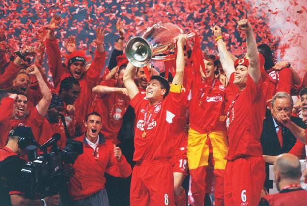 Steven Gerrard (Liverpool FC), MAY 25, 2005 - Football : Liverpool players celebrate their Victory after winning the UEFA Champions League final match 2004-2005 season between Liverpool and AC Milan on May 25, 2005 at the Ataturk Olympic Stadium in Istanbul, Turkey. (200506151456198) o0 Jubel, Freude, Europacupsieg, Siegerehrung, Pokal, Trophäe, Objekte, Konfetti