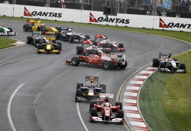 Motorsports Formula 1: World Championship 2010, GP of Australia, Start, Crash, 08 Fernando Alonso (ESP, Scuderia Ferrari Marlboro, C), 03 Michael Schumacher (GER, Mercedes GP Petronas, R), xHOCHxZWEIx