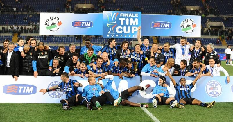 Inter Mailand ist Pokalsieger 2009 2010 - vorn v.re.: Samuel Eto o, Cristian Chivu, Mario Balotelli, Wesley Sneijder Marco Materazzi; Mitte: Lucio, Thiago Motta, Marko Arnautovic, Maicon, Julio Cesar, Ricardo Quaresma, Sulley Ali Muntari, Physiotherapeut Luigi Sessolo, Dejan Stankovic, Davide Santon, Goran Pandev; hint.: Co Trainer Giuseppe Baresi, Paolo Orlandoni, Francesco Toldo, Walter Samuel, Ivan Cordoba, Esteban Cambiasso, Javier Zanetti, Athletiktrainer Rui Filipe da Cunha, Diego Milito und MacDonald Mariga o0 Pokalfinale, Jubel, Freude, Siegerehrung, Siegerfoto, Pokal, Trophäe, Objekte, Betreuer,