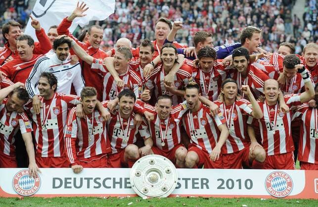 Berlin, FC Bayern München Spieler feiern die Deutsche Meisterschaft (Sichtbar) Hi.v.li. Psychologe Philipp Laux, Physiotherapeut Giovanni Bianchi, Fitnesstrainer Marcelo Martins, Fitnesstrainer Thomas Wilhelmi, Bastian Schweinsteiger, Miroslav Klose, Trainer Louis van Gaal, Daniel van Buyten, Mario Gomez, Mehmet Ekici, Michael Rensing, Andreas Görlitz, Fitnesstrainer Darcy Norman, vorn Ivica Olic, Hamit Altintop, Thomas Müller, Mark van Bommel, Franck Ribery, Diego Contento, Anatoliy Timoshchuk, Arjen Robben o0 Objekte Trophäe Schale Meisterschale Medaille Totale Siegerfoto Betreuer Trainer Pokal