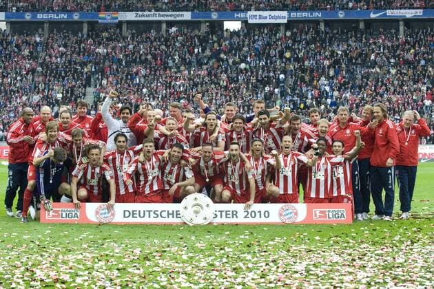 Die Mannschaft, das Team des FC Bayern Muenchen mit der Meisterschale, Meisterschaftsschale beim Mannschaftsfoto, Teamfoto; Deutscher Meister 2010 FC Bayern München (Sichtbar) Hi.v.li. X, Physiotherapeut Alfred Binder, Physiotherapeut Stephan Weickert, Physiotherapeut Gerhard Hoffmann, Fitnesstrainer Marcelo Martins, Fitnesstrainer Thomas Wilhelmi, Bastian Schweinsteiger, Trainer Louis van Gaal, Daniel van Buyten, Thomas Kraft, Mario Gomez, Michael Rensing, Mehmet Ekici, Andreas Görlitz, x, Fitnesstrainer Darcy Norman, Jos van Dijk (Trainingsphysiologie), Co Trainer Andries Jonker, Mannschaftsarzt Dr. Peter Ueblacker, Co Trainer Hermann Gerland, vorn Holger Badstuber, Torwart Hans Jörg Butt, Philipp Lahm, Ivica Olic, Hamit Altintop, Thomas Müller, Mark van Bommel, Franck Ribery, Diego Contento, Anatoliy Timoshchuk, Arjen Robben, David Alaba, Danijel Pranjic o0 Jubel, Freude Totale Sieg, Sieger Siegerfoto