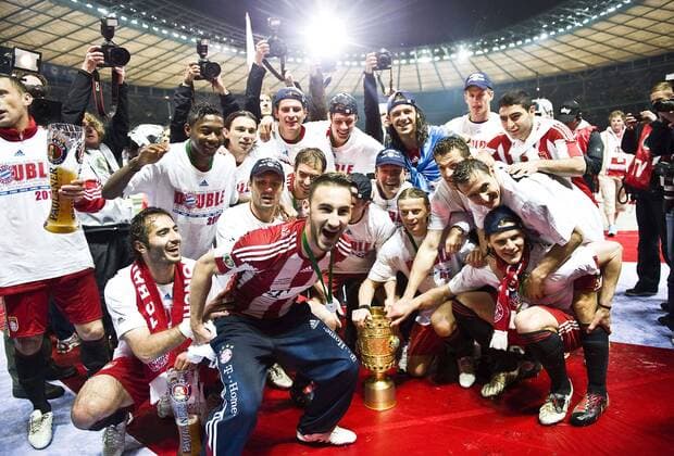 Die Mannschaft des FCB feiert mit dem DFB Pokal, vorn v.li.: Hamit Altintop, Mark van Bommel, Philipp Lahm, Diego Contento, Fitnesstrainer Darcy Norman, Anatoliy Tymoshchuk, Hans Jörg Butt, Miroslav Klose, Daniel van Buyten; hint: Ivica Olic, David Alaba, Danijel Pranjic, Mario Gomez, Holger Badstuber, Martin Demichelis, Thomas Kraft und Mehmet Ekici, Fussball DFB Pokal Finale 2010, SV Werder Bremen (grün) - FC Bayern München (rot) 0:4, am 15.05.2010 in Berlin o0 Jubel, Freude, Feier, Pokalfeier, Trophäe, Objekte, Totale, Betreuer o00 Emotionen