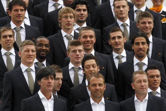 Abflug der deutschen Fussball Nationalmannschaft zur WM 2010 vom Flughafen Frankfurt Main - L -R - Philipp Lahm, Mario Gomez, Bastian Schweinsteiger, Cacau, Bundestrainer Joachim Löw, Marko Marin, Stefan Kiessling, Toni Kroos, Serdar Tasci, Lukas Podolski, Mesut Özil, Co Trainer Hans Dieter Flick, Miroslav Klose, Marcell Jansen, Sami Khedira, Torwarttrainer Andreas Köpke, Piotr Trochowski und Thomas Müller