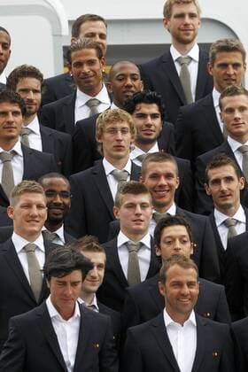 Abflug der deutschen Fussball Nationalmannschaft zur WM 2010 vom Flughafen Frankfurt Main - L -R - Mario Gomez, Bastian Schweinsteiger, Cacau, Bundestrainer Joachim Löw, Marko Marin, Stefan Kiessling, Toni Kroos, Serdar Tasci, Lukas Podolski, Mesut Özil, Co Trainer Hans Dieter Flick, Miroslav Klose, Marcell Jansen, hi. v.li. Arne Friedrich, Tim Wiese, Jerome Boateng, Per Mertesacker, Hans Jörg Butt
