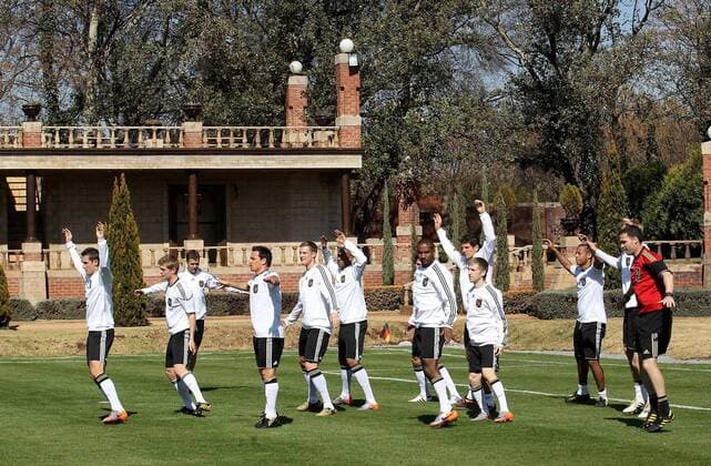 PRETORIA, Training, Velmore Grande Hotel 19.06.2010: Fitnesstrainer Shad Forsythe (re.) mit der deutschen Nationalmannschaft, v.li.: Miroslav Klose, Toni Kroos, Piotr Trochowski, Marcell Jansen, Jerome Boateng, Cacau, Mario Gomez, Marko Marin (vorn) und Dennis Aogo o0 Trainer