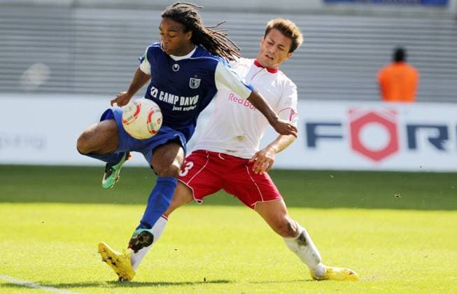 Leipzig, 12.09.2010, Red Bull Arena, Fussball, Regionalliga Nord, 5. Spieltag , , Rasenballsport Leipzig vs. 1.FC Magdeburg , , Zweikampf zwischen dem Magdeburger Dennis Marvin Wijks (li.) und dem Leipziger Shaban Ismaili (re.). , , o0 RB Markranstädt RasenBall
