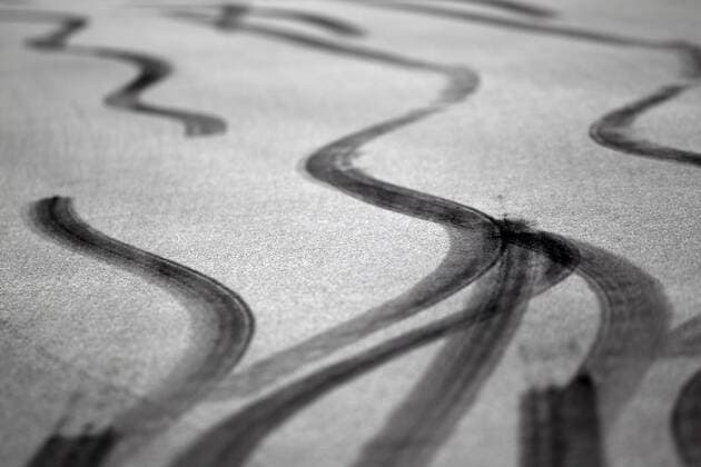Motorsports Formula 1: World Championship 2010, GP of Korea, Reifenspuren auf jungfräulichem Asphalt xHOCHxZWEIx o0 skidmarks, asphalt, Fahrbahn, Bremsspur, Bremsspuren, Reifenspur, Reifenspuren, Abrieb, Gummi,