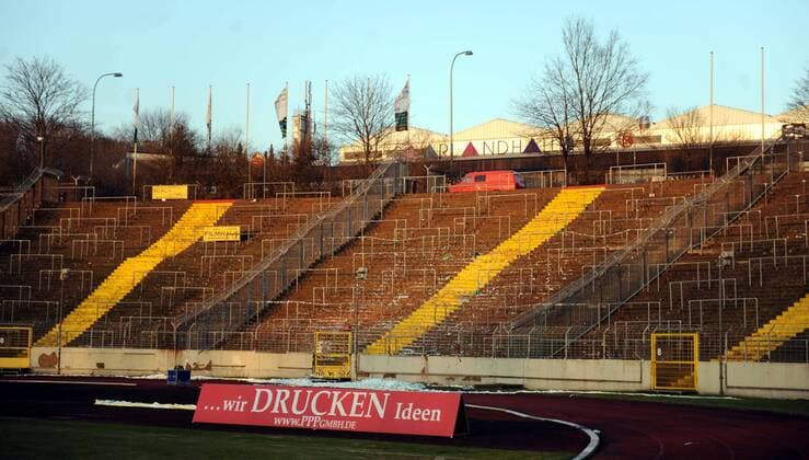 Fußball, Stadiongeschichte 1. FC Saarbrücken Fußball, 3. Liga, Saison 2010 11, 1. FC Saarbrücken, marode Ränge im Ludwigsparkstadion, 29.01. 2011, o0 Sportstätte, Tribüne totale baufällig, Verfall, verfallen alt kaputt