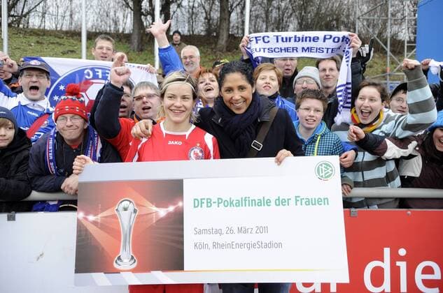 Steffi Jones (GER, re.) übergibt das Finalticket an Jennifer Zietz (li., Potsdam), FC Bayern München - 1.FFC Turbine Potsdam, Fußball, Frauen, DFB-Pokal, Saison 2010 2011, München, 27.02.2010, o0 Freude Pokalfinale Finaleinzug Finale Köln
