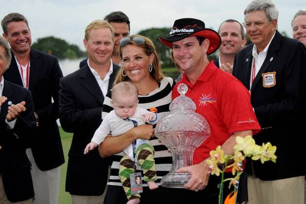 Mar. 6, 2011 - Palm Beach Gardens, Florida, United States of America - Rory Sabbatini (RSA) celebrates with his wife Amy and young child after winning the PGA Honda Classic by one stroke at PGA National Resort and Spa in Palm Beach Gardens. - ZUMAx71 o0 South Africa, Spielerfrau, Partnerin, Frau, Ehefrau, Kind, Familie, privat, sieg, Siegerehrung,