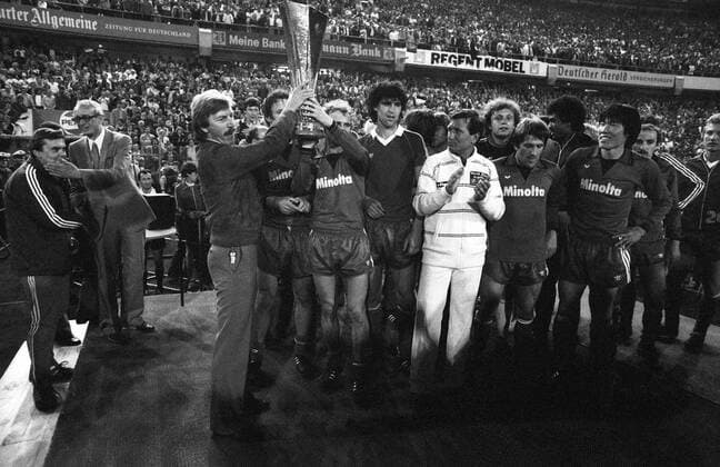 Eintracht Frankfurt feiert den UEFA Cup Sieg 1979 1980, v. li.: Jürgen Grabowski, Bernd Hölzenbein, Bruno Pezzey, Konditionstrainer Arda Vural, Torwart Jürgen Pahl, Bernd Nickel, Rigobert Gruber, Bum Kun Cha, Horst Ehrmantraut, Michael Künast Objekte, Pokal, Trophäe, Sieg, Europapokalsieg, Jubel, Freude, Feier