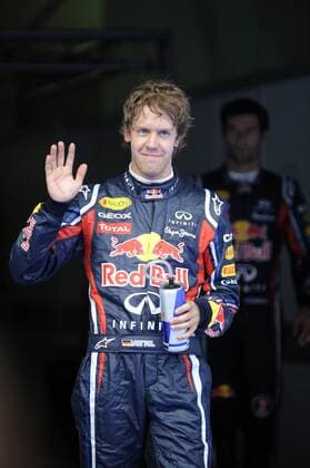 Sebastian VETTEL (GER),Red Bull Racing,Aktion,,Einzelbild,angeschnittenes Einzelmotiv,Halbfigur,halbe Figur,winkend,winken,winkt,Gestik,winner,Sieger.Qualifying. Formel 1:GP von Malaysia Sepang Circuit Kuala Lumpur,Saison2011,
