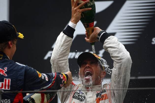 17.04.2011, Lewis Hamilton (GBR; R), McLaren Mercedes, MP4-26 race winner and Sebastian Vettel (GER), Red Bull Racing, RB7 2nd Chinese Grand Prix, Shanghai, Round 3, 17 Aprile 2011 - o0 Jubel, Freude Siegerehrung Sekt, Sektdusche, Champagner, Champagnerdusche Sieg, Sieger