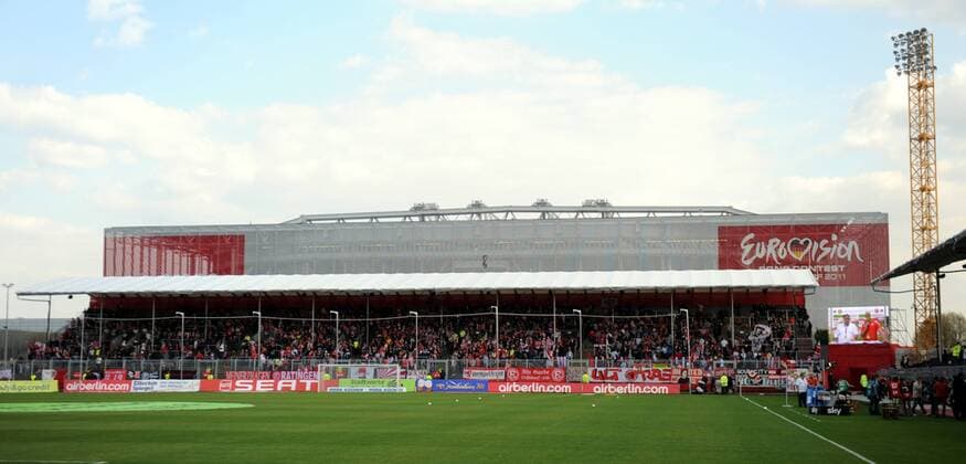 Fußball, Stadiongeschichte Fortuna Düsseldorf Fussball, Herren, Saison 2010 2011, 2. Bundesliga, Fortuna Düsseldorf, airberlin world, Tribüne mit Fans von Fortuna, im Hintergrund die esprit arena, 15.04. 2011,