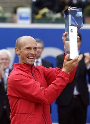 BMW Open 2011,250 ATP Tennis Herren World Tour, Tennis Turnier, International Series,Iphitos Tennis Club, Sandplatz,Finale,Siegerehrung,Praesentation, Einzel,Sieger Nikolay Davydenko (RUS) mit Pokal,Freude,Emotion o0 München Pokal Trophäe Objekte