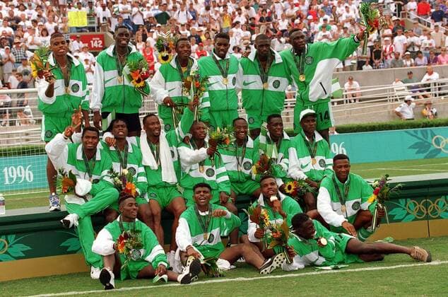 NIGERIA TEAM WITH GOLD MEDALS --- Daniel Amokachi, Emmanuel Amuneke, Tijani Babangida, Emmanuel Babayaro (GK), Celestine Babayaro, Teslim Fatusi, Victor Ikpeba, Joseph Dosu (GK), Nwankwo Kanu, Garba Lawal, Abiodon Obafemi, Kingsley Obiekwu, Uche Okechukwu, Jay Jay Okocha, Sunday Oliseh, Mobi Oparaku, Wilson Oruma, Taribo West ----, OLYMPIC FINAL, ATHENS, GEORGIA, 3 8 1996. ATLANTA OLYMPICS 1996. o0 Olympiasieg Sieg Teamfoto Kader Totale o0 Fussball Nationalteam Länderspiel
