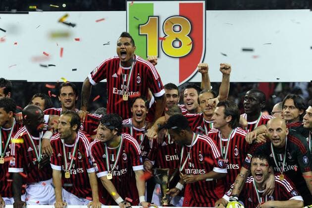 AC Mailand ist italienischer Meister, vorn v.re.: Marco Amelia, Christian Abbiati, Mark van Bommel, Antonio Cassano, Robinho, Luca Antonini, Alexandre Pato, Mathieu Flamini und Clarence Seedorf; hi.: Filipp Inzaghi, Rodney Strasser, Massimo Ambrosini, Sokratis Papastathopoulos, Kevin Prince Boateng (obenauf), Nicola Legrottaglie und Andrea Pirlo Totale Emotionen Schrei o0 Pokal Objekte Meisterpokal Trophäe Siegerehrung Siegerfoto
