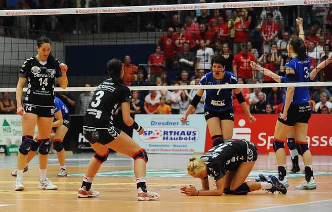 vorn v.l.: Anna Cmaylo, Friederike Thieme und Saskia Hippe (alle Dresden) enttäuscht, hinten jubelt Schwerin, Dresdner SC gegen Schweriner SC, Volleyball, 1. Bundesliga Frauen, der Dresdner SC verliert das Finale um die deutsche Meisterschaft, Play-off-Finale Play-off Finale, Margon-Arena Dresden Bodenbacher Straße, DSC, Saison 2010 2011, o0 Jubel Freude Freud und Leid enttäuscht