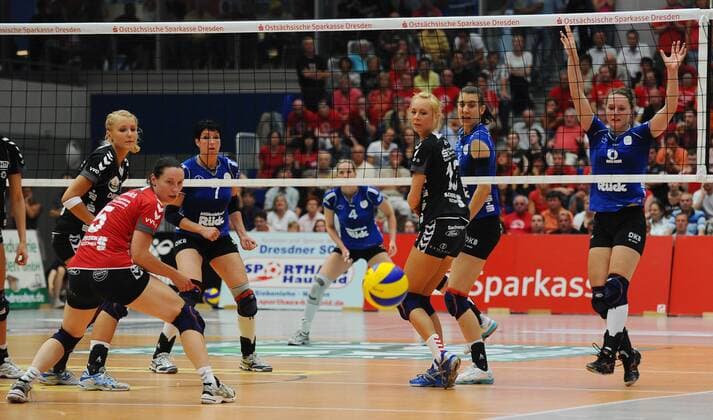 Kerstin Tzscherlich (links) und Saskia Hippe (rechts, beide Dresden) schauen dem Ball hinterher, Dresdner SC gegen Schweriner SC, Volleyball, 1. Bundesliga Frauen, der Dresdner SC verliert das Finale um die deutsche Meisterschaft, Play-off-Finale Play-off Finale, Margon-Arena Dresden Bodenbacher Straße, DSC, Saison 2010 2011,