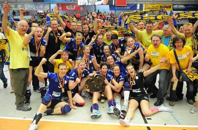 Siegerehrung, der Schweriner SC ist deutscher Meister, Dresdner SC gegen Schweriner SC, Volleyball, 1. Bundesliga Frauen, der Dresdner SC verliert das Finale um die deutsche Meisterschaft, Play-off-Finale Play-off Finale, Margon-Arena Dresden Bodenbacher Straße, DSC, Saison 2010 2011, o0 Freude Siegerfoto Schale Meisterschale Objekte