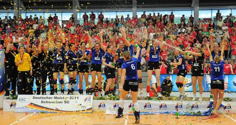 Siegerehrung, der Schweriner SC ist deutscher Meister, Dresdner SC gegen Schweriner SC, Volleyball, 1. Bundesliga Frauen, der Dresdner SC verliert das Finale um die deutsche Meisterschaft, Play-off-Finale Play-off Finale, Margon-Arena Dresden Bodenbacher Straße, DSC, Saison 2010 2011, o0 Siegerehrung Totale Konfetti Konfettiregen