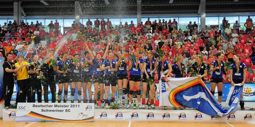 Siegerehrung, der Schweriner SC ist deutscher Meister, Dresdner SC gegen Schweriner SC, Volleyball, 1. Bundesliga Frauen, der Dresdner SC verliert das Finale um die deutsche Meisterschaft, Play-off-Finale Play-off Finale, Margon-Arena Dresden Bodenbacher Straße, DSC, Saison 2010 2011, o0 Siegerehrung Totale Sekt Dusche Sektdusche Champagner Champagnerdusche