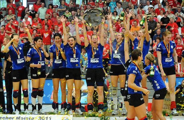 Siegerehrung, der Schweriner SC ist deutscher Meister, Dresdner SC gegen Schweriner SC, Volleyball, 1. Bundesliga Frauen, der Dresdner SC verliert das Finale um die deutsche Meisterschaft, Play-off-Finale Play-off Finale, Margon-Arena Dresden Bodenbacher Straße, DSC, Saison 2010 2011, o0 Siegerehrung Schale Meisterschale Objekte Freude