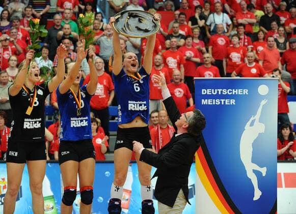 Siegerehrung, Bundesverteidigungsminister Thomas de Maiziere überreicht die Meisterschale an Julia Retzlaff (Schwerin), Dresdner SC gegen Schweriner SC, Volleyball, 1. Bundesliga Frauen, der Dresdner SC verliert das Finale um die deutsche Meisterschaft, Play-off-Finale Play-off Finale, Margon-Arena Dresden Bodenbacher Straße, DSC, Saison 2010 2011, o0 Siegerehrung Schale Meisterschale Objekte Freude