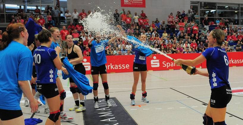 Julia Retzlaff (rechts, Schwerin) duscht ihre Mitspielerinnen mit Sekt ab, Dresdner SC gegen Schweriner SC, Volleyball, 1. Bundesliga Frauen, der Dresdner SC verliert das Finale um die deutsche Meisterschaft, Play-off-Finale Play-off Finale, Margon-Arena Dresden Bodenbacher Straße, DSC, Saison 2010 2011, o0 Sekt Dusche Sektdusche Champagner Champagnerdusche Freude