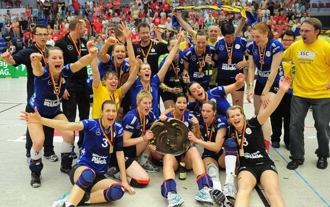 Siegerehrung, der Schweriner SC ist deutscher Meister, Dresdner SC gegen Schweriner SC, Volleyball, 1. Bundesliga Frauen, der Dresdner SC verliert das Finale um die deutsche Meisterschaft, Play-off-Finale Play-off Finale, Margon-Arena Dresden Bodenbacher Straße, DSC, Saison 2010 2011, o0 Freude Siegerfoto Schale Meisterschale Objekte