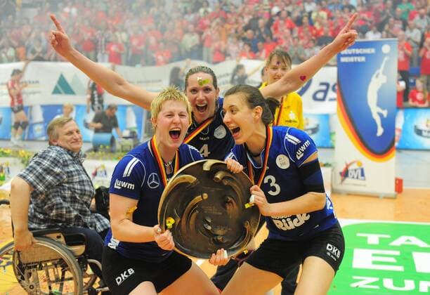 v.l.: Lisa Thomsen, Mira Topic und Nadja Schaus (alle Schwerin) mit der Meisterschale, Dresdner SC gegen Schweriner SC, Volleyball, 1. Bundesliga Frauen, der Dresdner SC verliert das Finale um die deutsche Meisterschaft, Play-off-Finale Play-off Finale, Margon-Arena Dresden Bodenbacher Straße, DSC, Saison 2010 2011, o0 Schale Meisterschale Objekte Freude